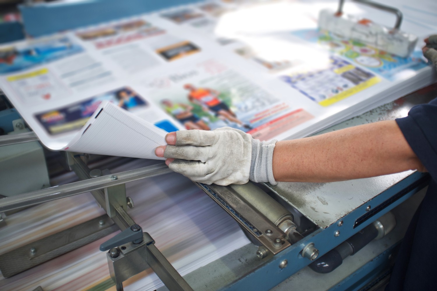 Person wearing a glove, manager a commercial printer